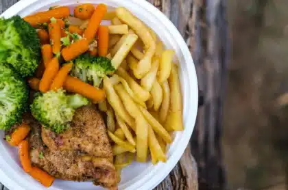 Assiette équilibrée avec protéines, légumes variés et céréales complètes