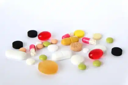 Compléments alimentaires et médicaments disposés ensemble, symbolisant les risques d'interaction