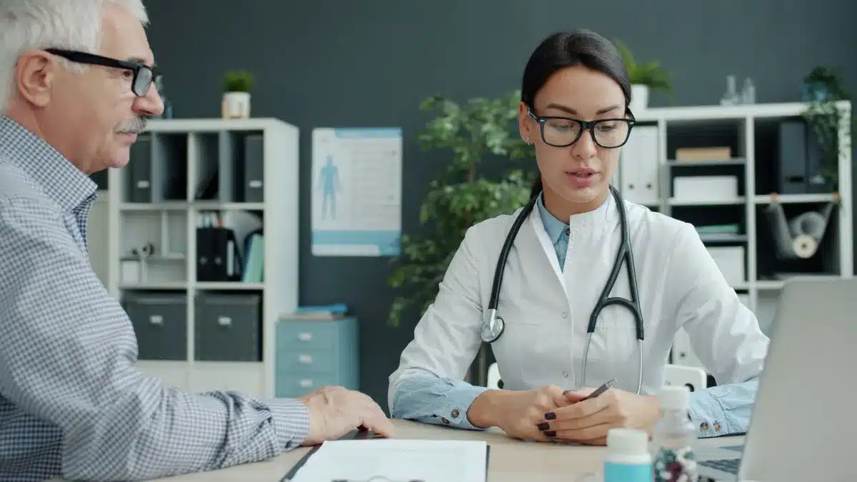 Consultation m&eacute;dicale avec un professionnel de sant&eacute; pour un diagnostic et un traitement adapt&eacute;