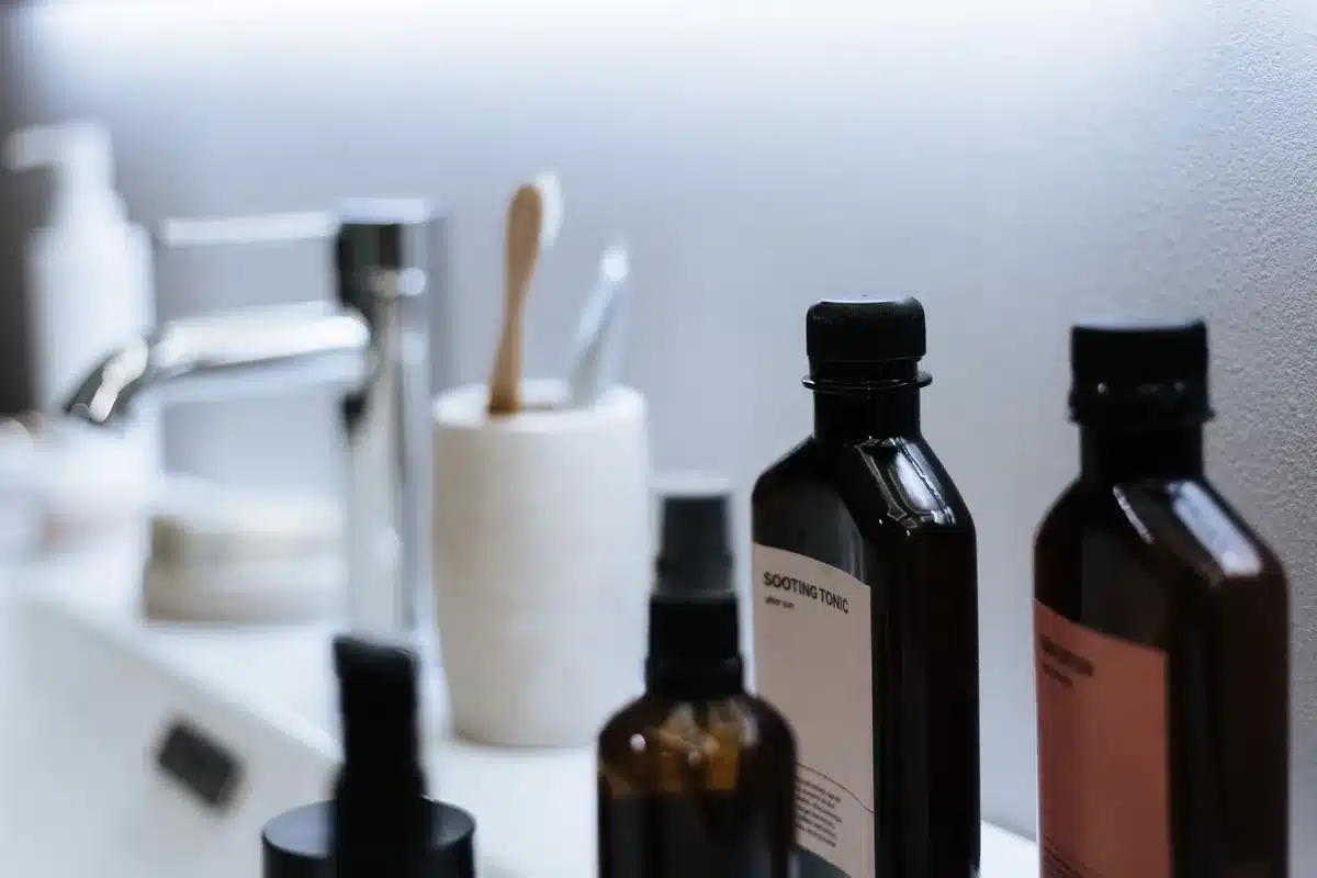 Lavabo de salle de bain avec eau tiède, savon doux et serviette pour l'hygiène quotidienne
