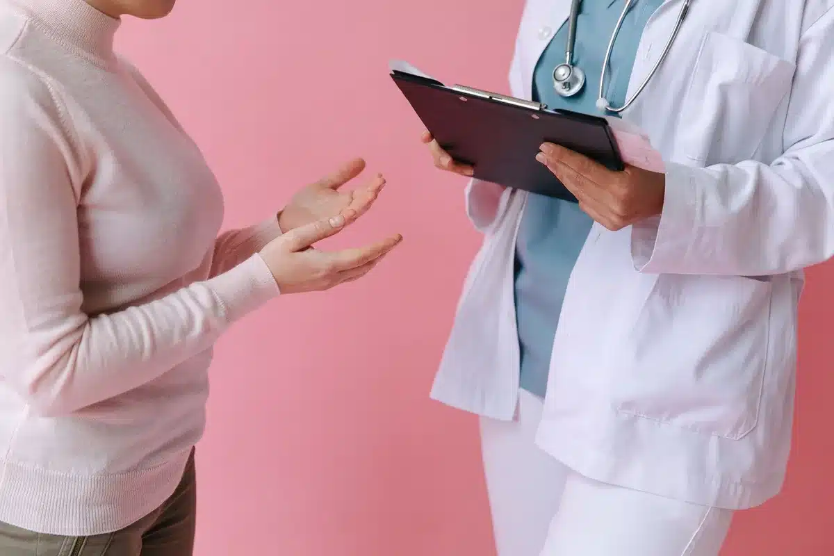 Médecin en consultation avec un patient pour expliquer une intervention chirurgicale