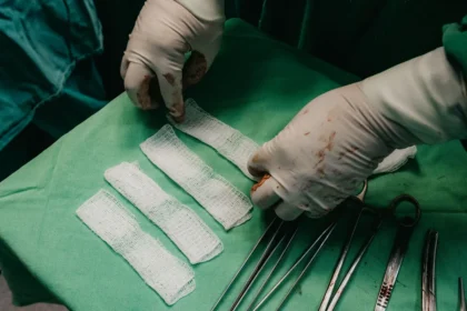 Instruments chirurgicaux stériles et fournitures médicales disposés sur un plateau en salle d'opération