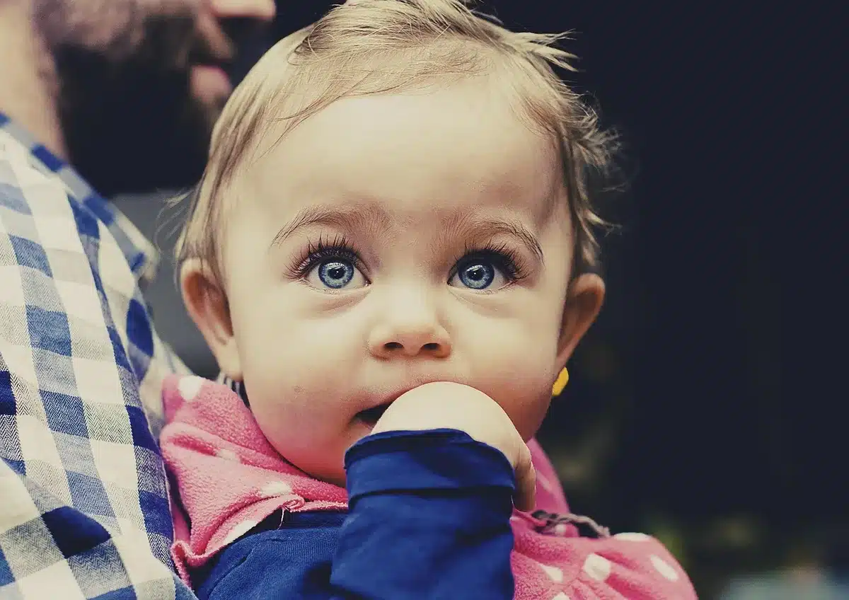 Personne se touchant le nez avec une expression d'inconfort ou de préoccupation