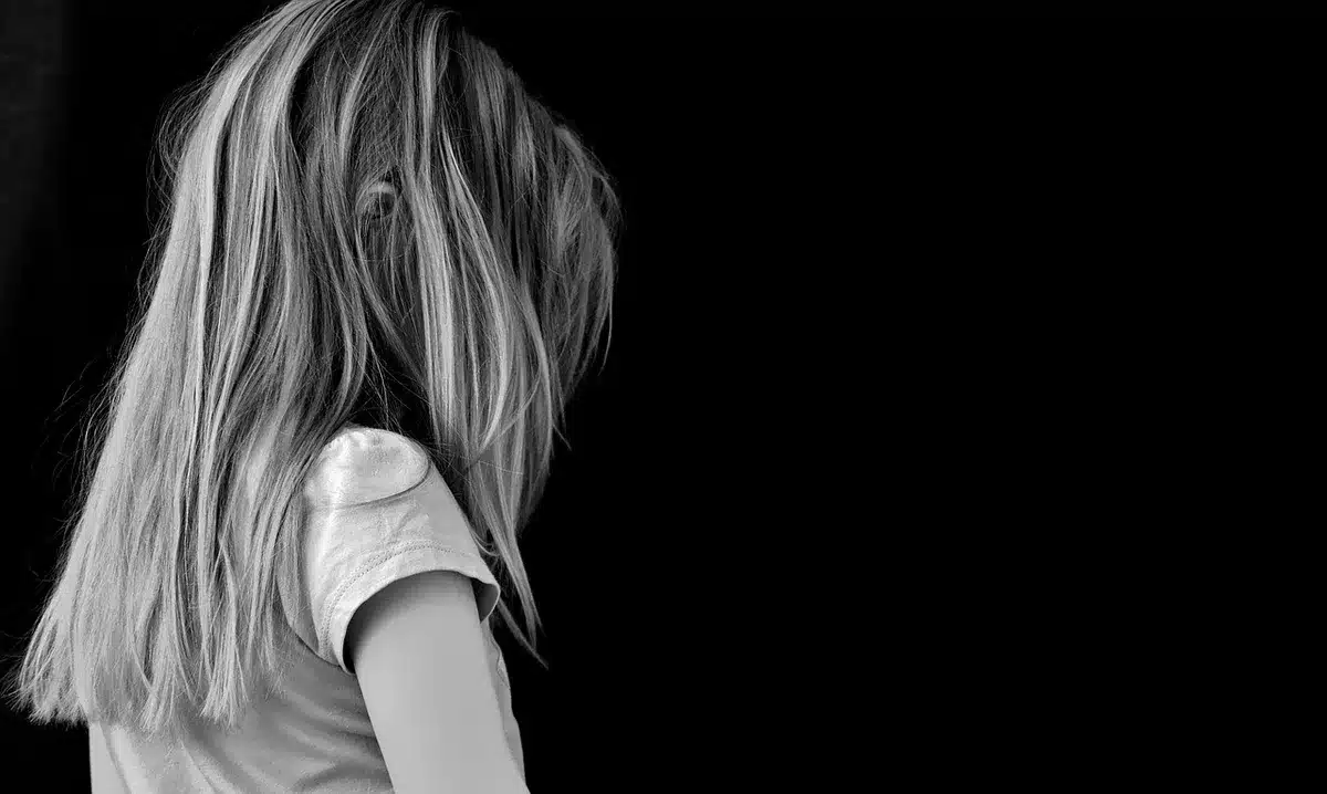 Enfant triste montrant un manque d'intérêt pour les activités habituelles.