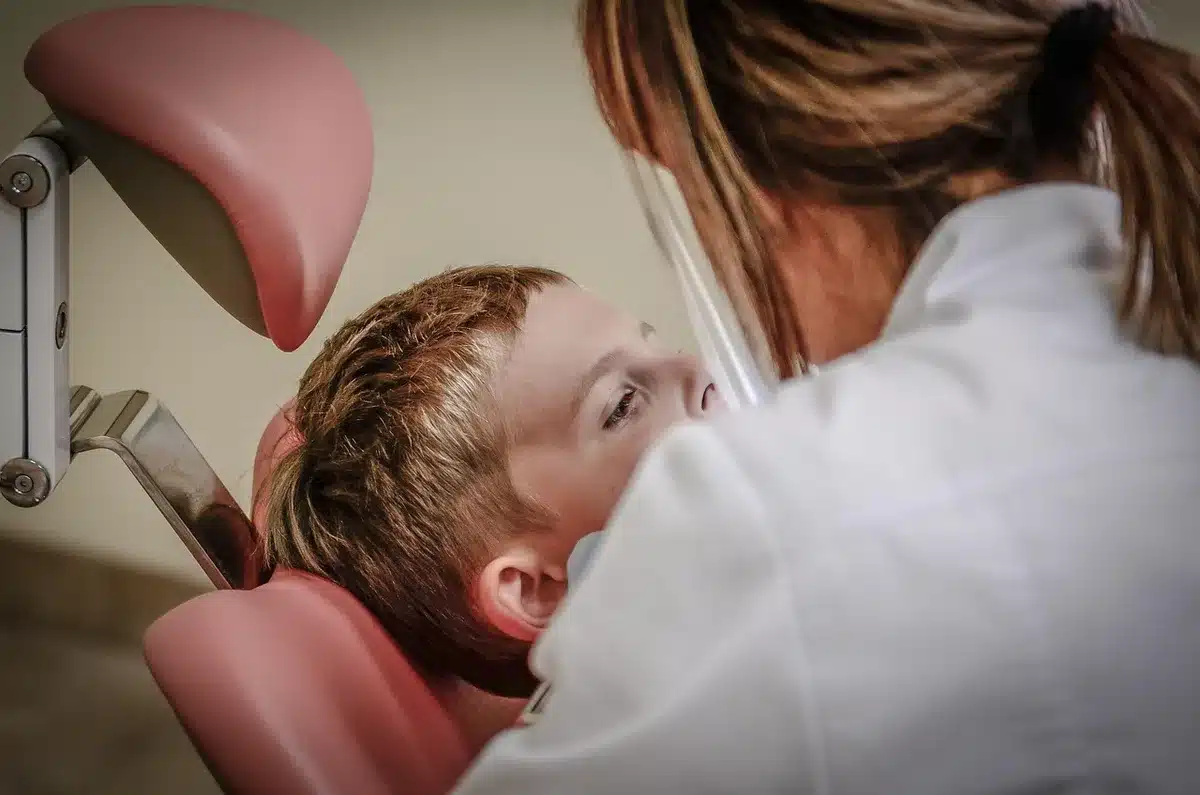 Consultation médicale : professionnel écoutant attentivement un enfant.