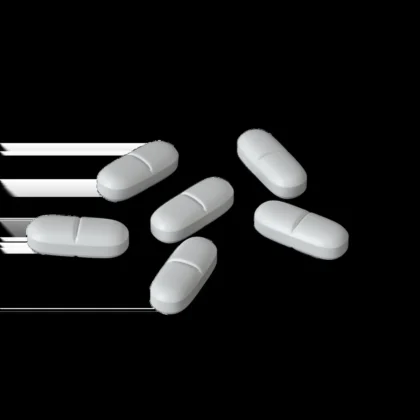 Bouteilles de compléments alimentaires et capsules à côté d'un verre d'eau