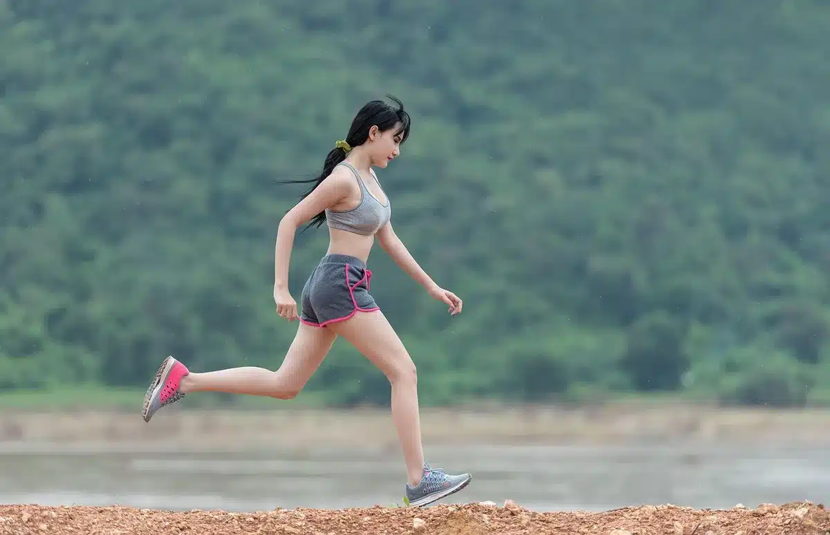 Femme en train de faire du sport ou de l'exercice physique r&eacute;gulier en plein air