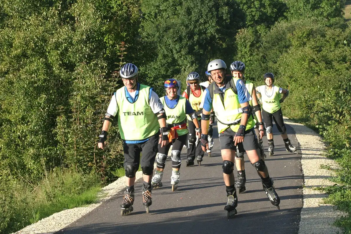 Cycliste en extérieur pratiquant l'endurance