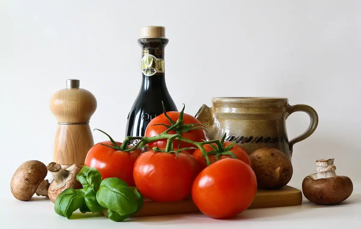 Bouteille de jus de betterave frais sur un plan de travail