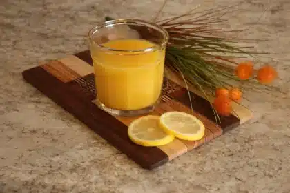 Verre de jus de betterave sur une table de cuisine en plein jour