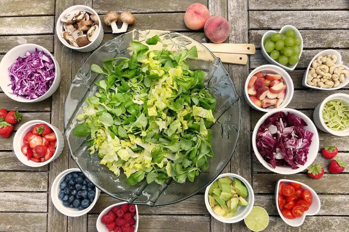 Bol de salade avec poivrons tranchés et légumes