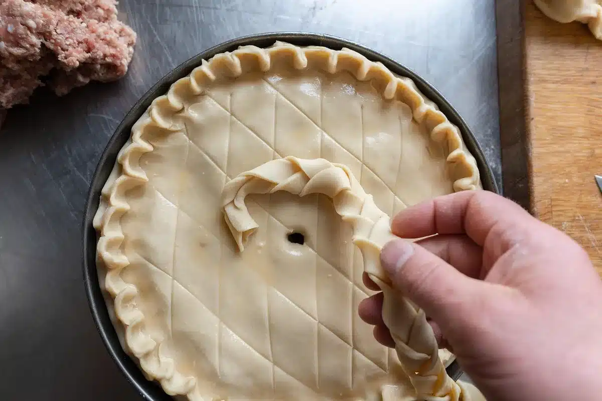 Tranches de pêche sur une planche en bois sur une table de cuisine éclairée par la lumière du jour