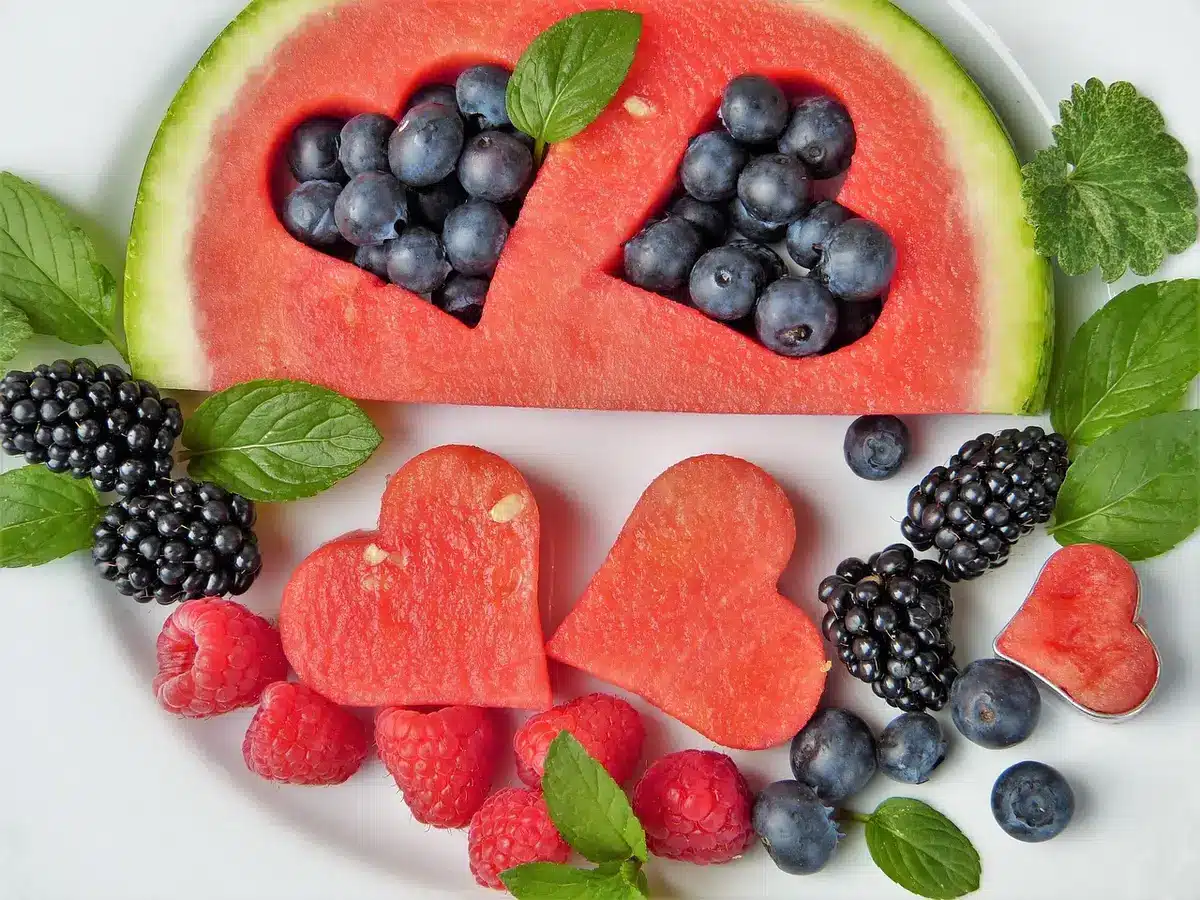 Personne anonyme tenant un verre de smoothie à la pastèque après l'entraînement