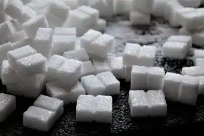 Cubes de pastèque sur une table de cuisine en lumière du jour