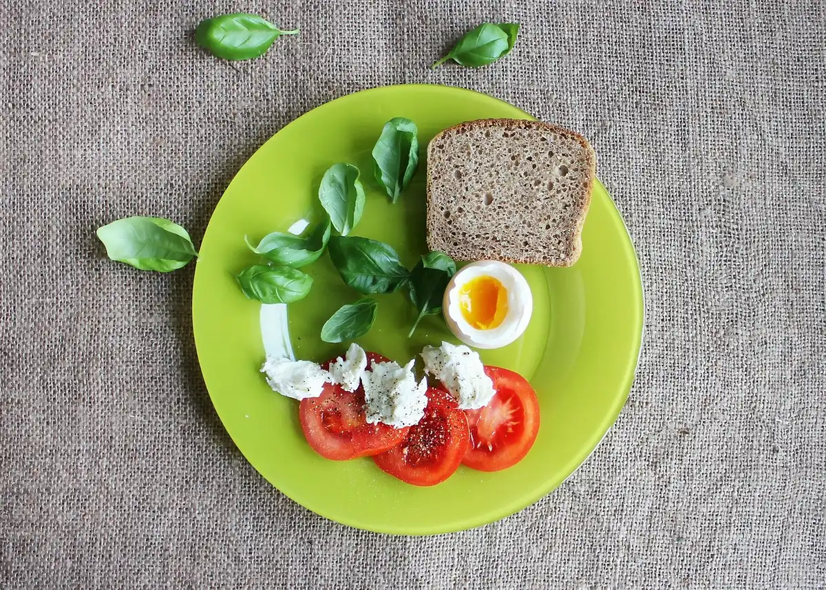 Assiette de dîner léger avec légumes, protéines maigres et céréales complètes