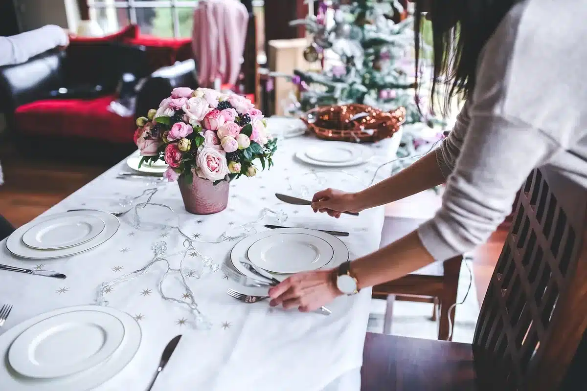 Personne montrant les signes d'une obstruction des voies respiratoires dans un restaurant