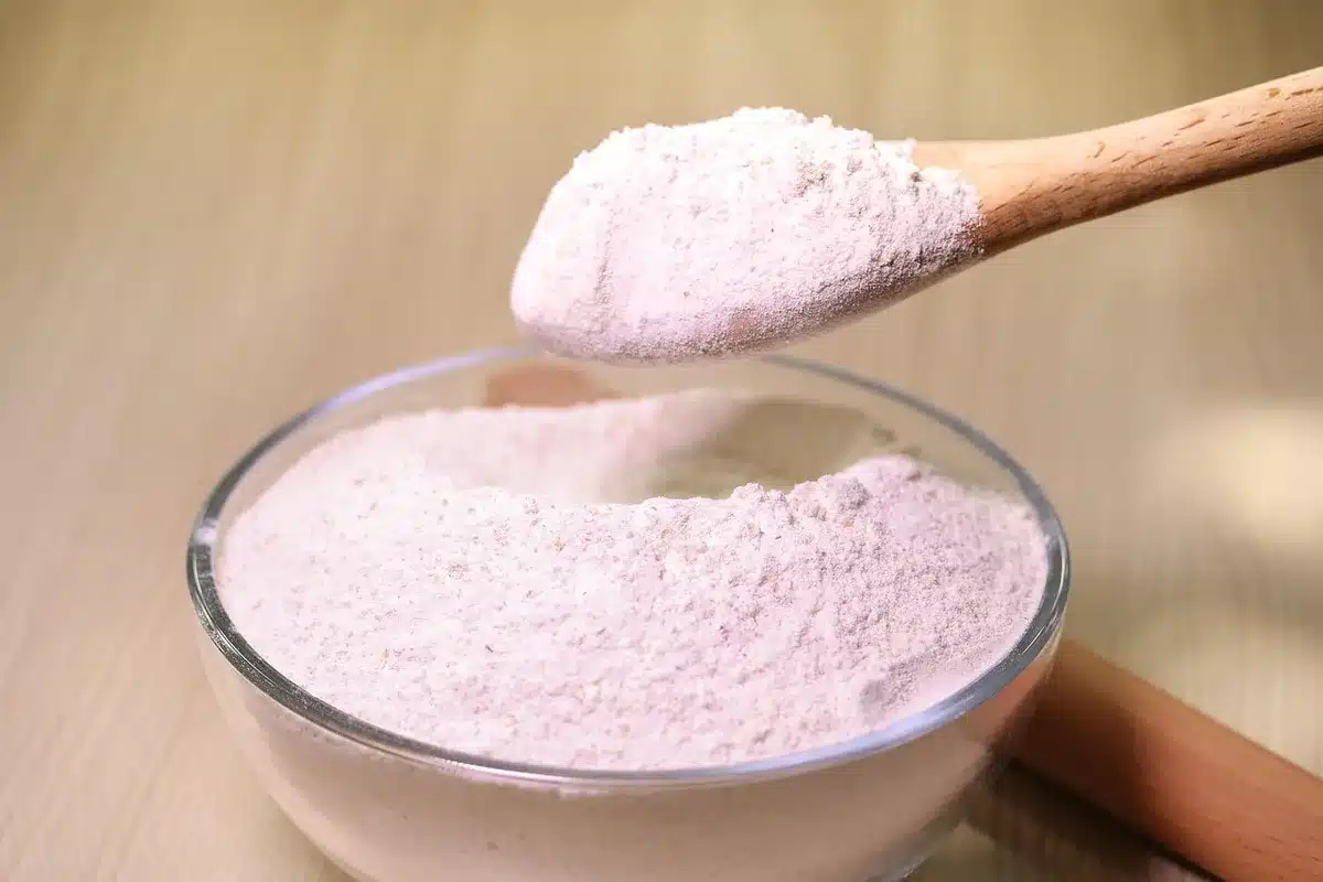 Bol de graines de lin moulues avec une cuillère