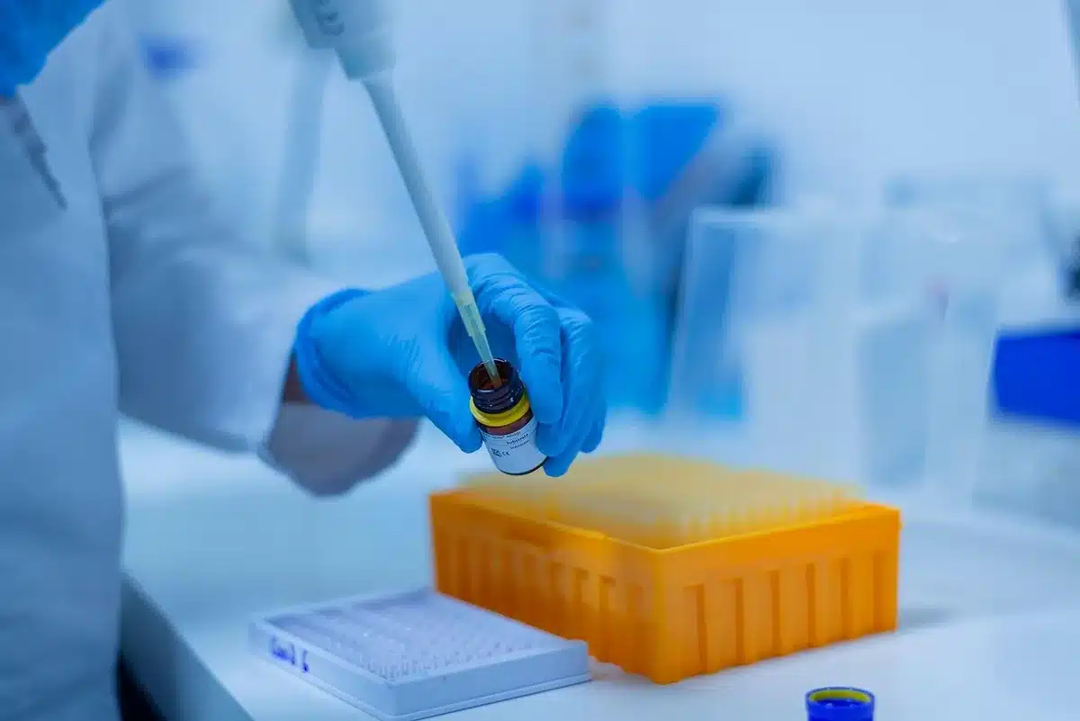 Prise de sang et flacon pour bilan hormonal en laboratoire