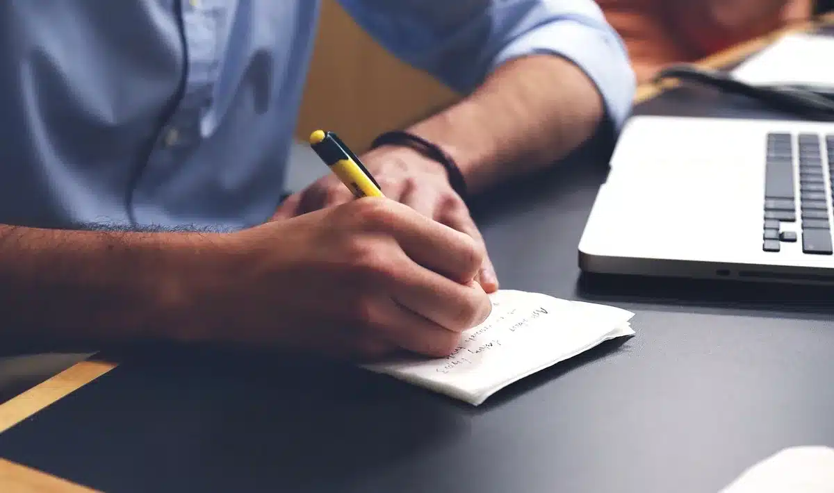 Personne prenant des notes avant un rendez‑vous médical