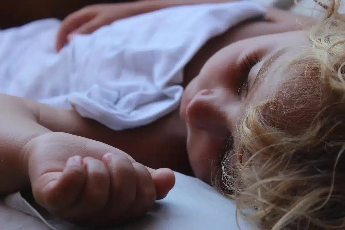 Schéma illustrant inflammation cérébrale liée au manque de sommeil