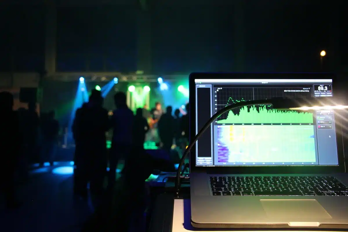Courbes et spectrogramme montrant l'analyse acoustique par apprentissage automatique