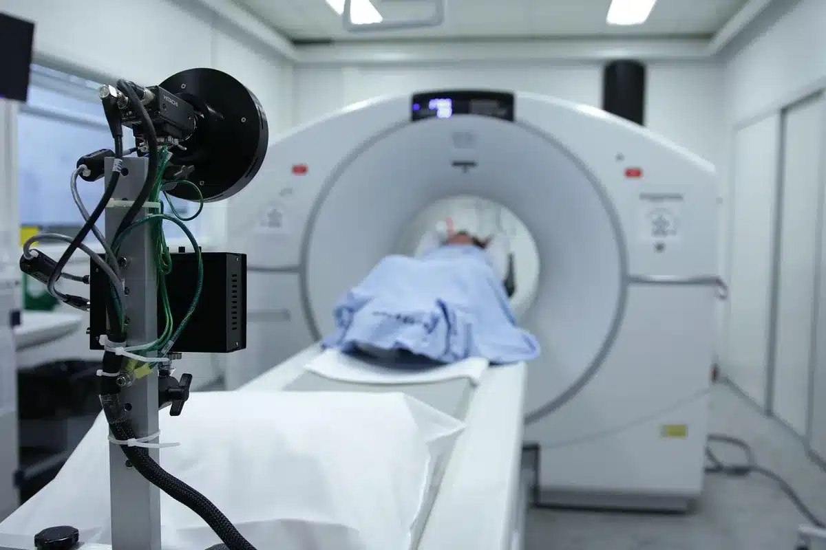 Image d'IRM pelvienne et compte-rendu pour illustrer les examens d'imagerie