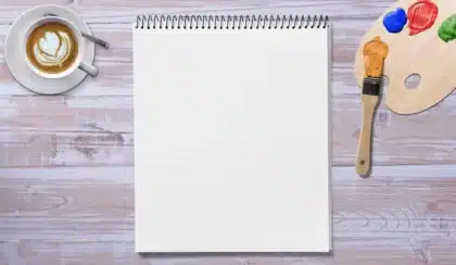 Carnet de suivi et résultat de bilan lipidique posés sur un bureau lumineux