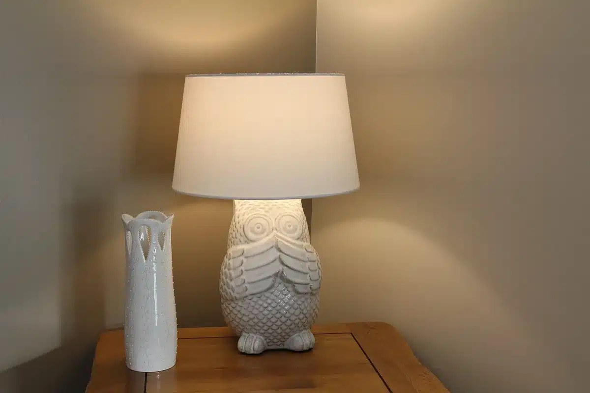 Rituel de soir : lecture au lit dans une chambre lumineuse