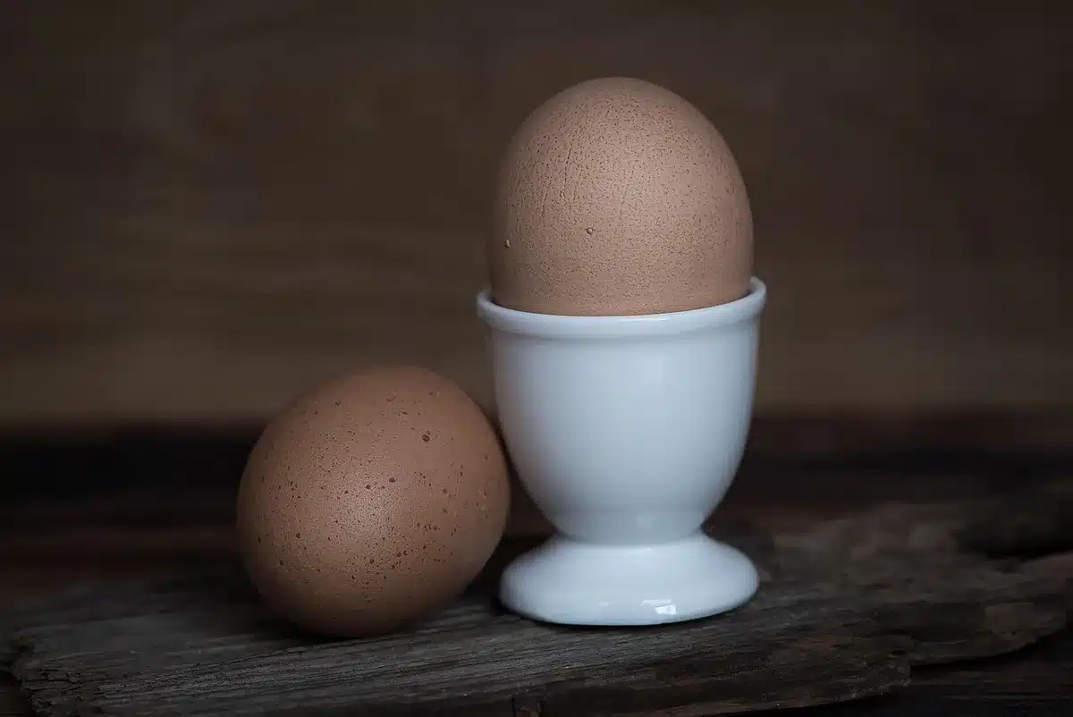 Deux tasses mesurant 250 ml, l'une avec du lait de vache l'autre avec du lait de soja