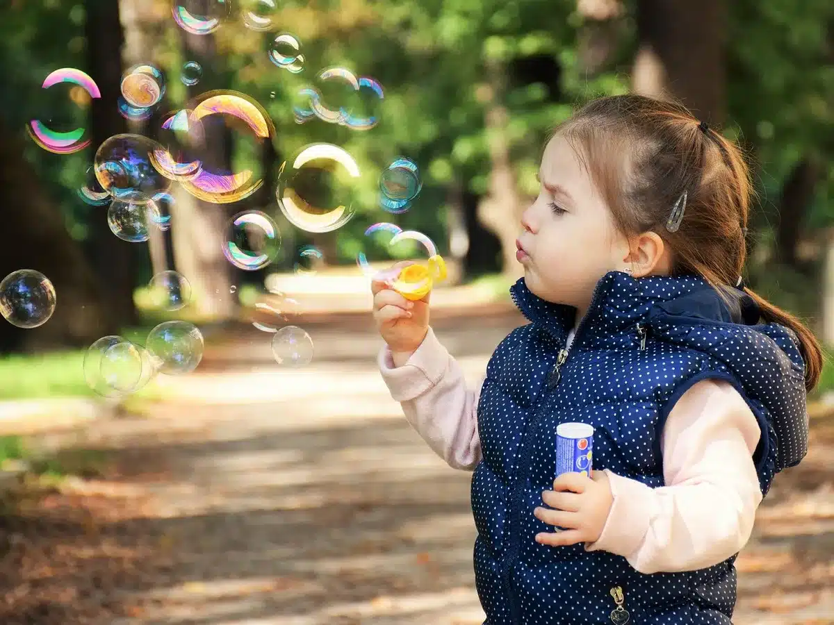 Tout-petit jouant avec des jouets pour explorer et développer le langage