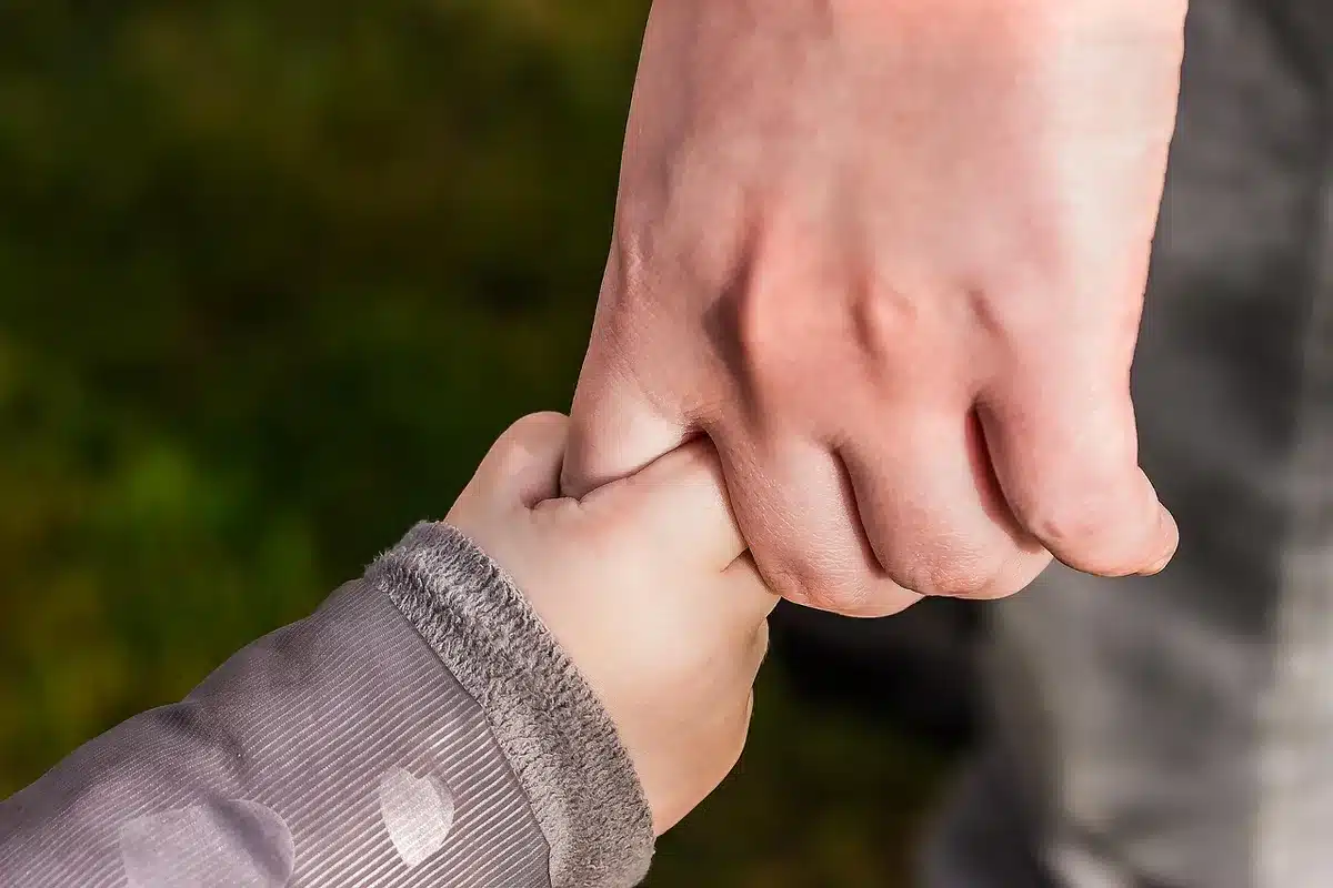 Soins d'une petite blessure sur la main d'un enfant, nettoyage et premiers soins
