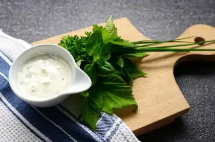 Barquette surgelée sur une table de cuisine claire avec légumes frais à côté