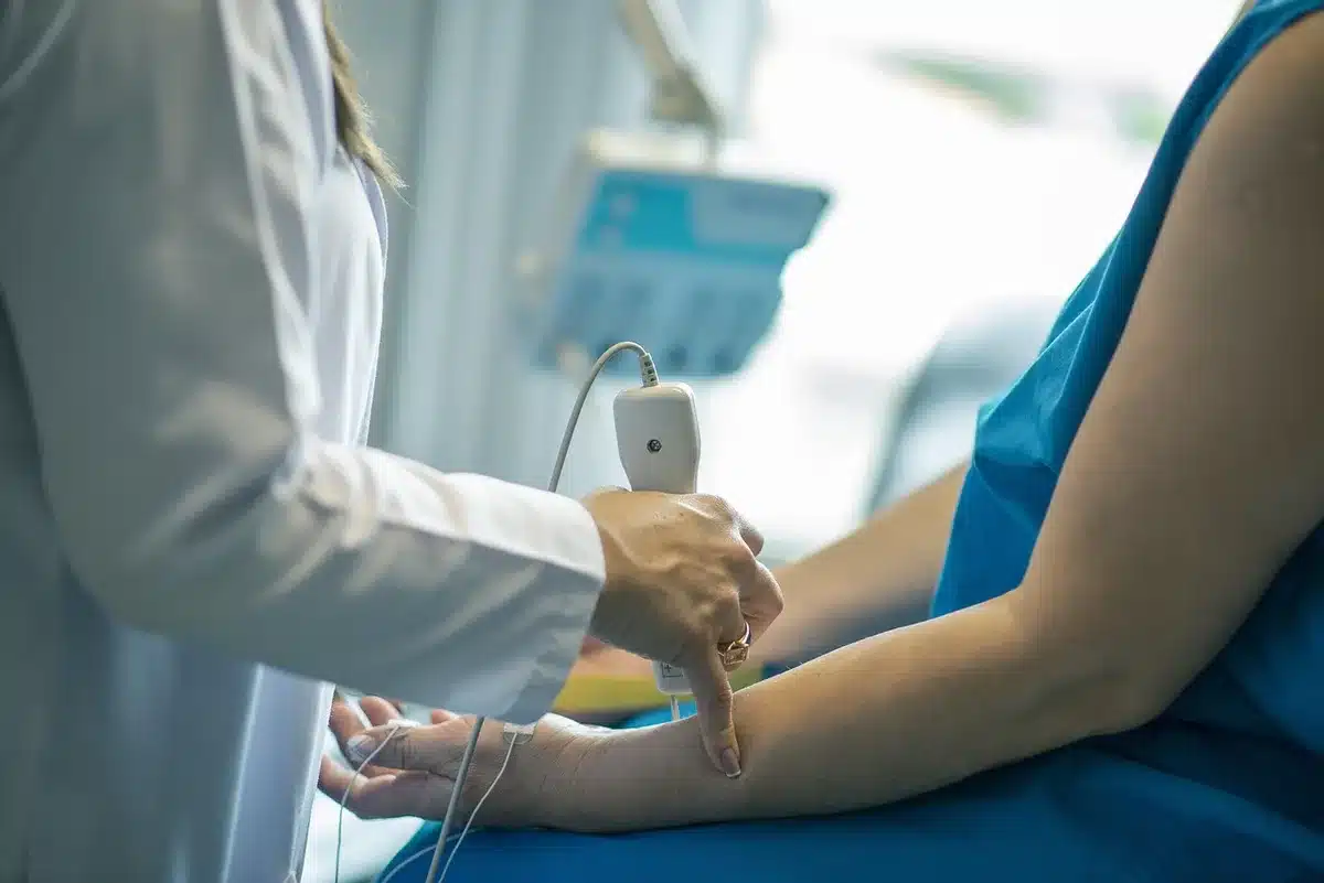 Professionnel de santé évaluant la respiration d'un patient dans une consultation