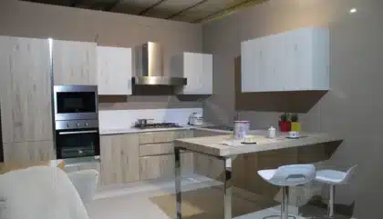 Zeste d'orange râpé sur un plan de travail de cuisine en plein jour