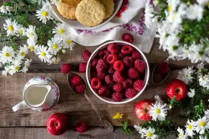 Bol de porridge aux graines sur une table de cuisine en plein jour
