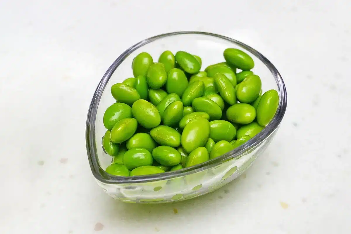 Bol d'edamame montrant la texture riche en protéines et fibres