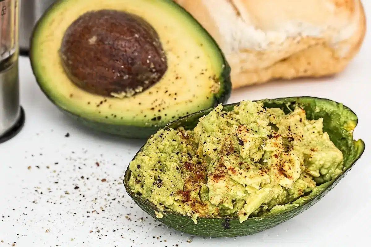 Edamame bouillis salés servis en apéritif dans un bol