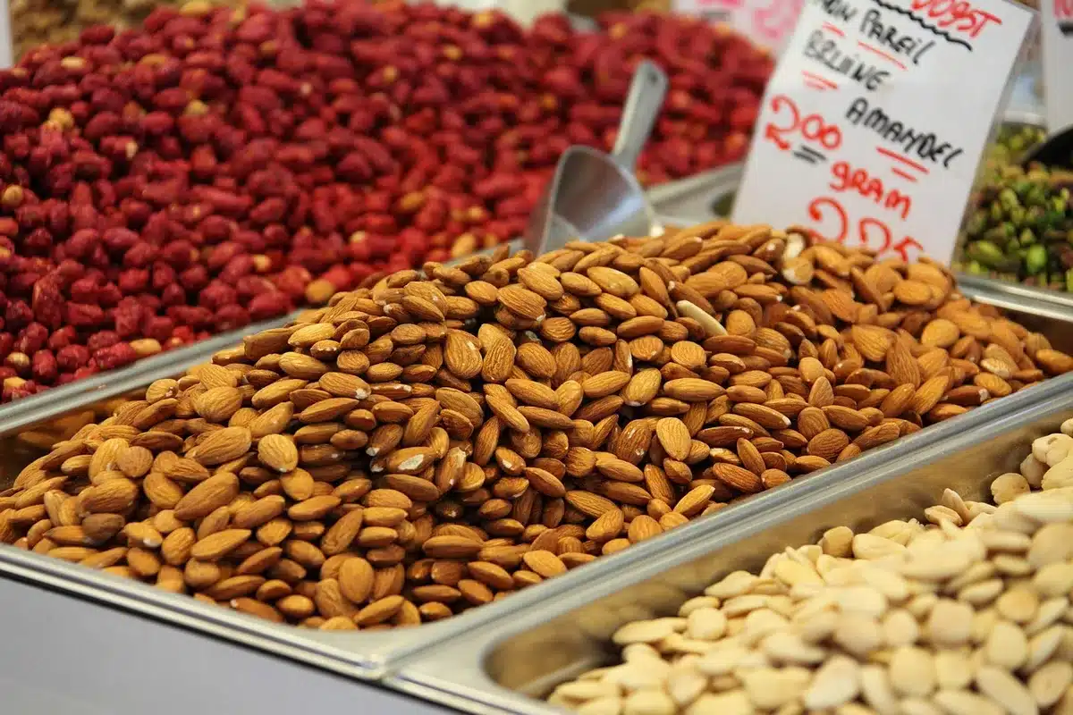 Assortiment d'encas sains : fruits frais, chocolat noir et oléagineux