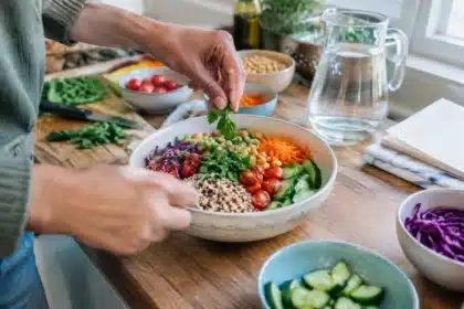 Quels 5 aliments éviter pendant la ménopause selon une diététicienne ?