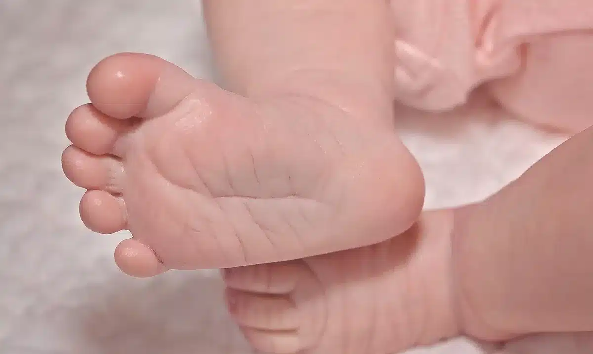 Pieds posés sur un plaid, symbolisant des extrémités froides