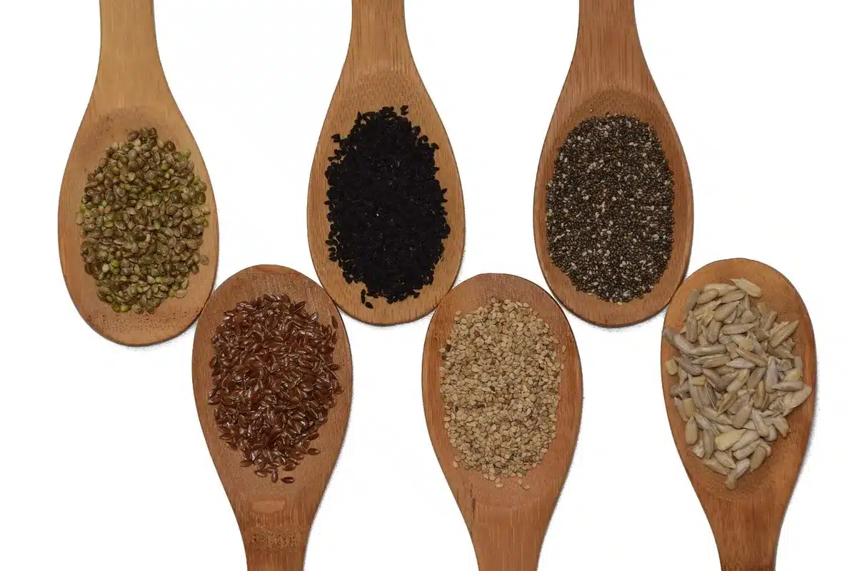 Assortiment de céréales sans gluten comme riz, quinoa et sarrasin en bols